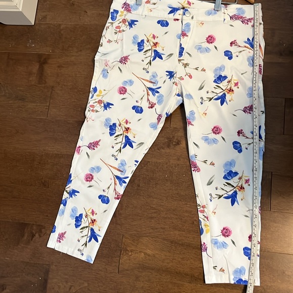 Pair of women’s Lily Morgan capri pants - Picture 5 of 11